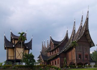 8 Tujuan Wisata Islami di Indonesia Yang Terbaik