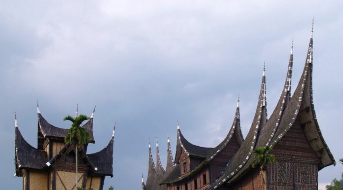 8 Tujuan Wisata Islami di Indonesia Yang Terbaik
