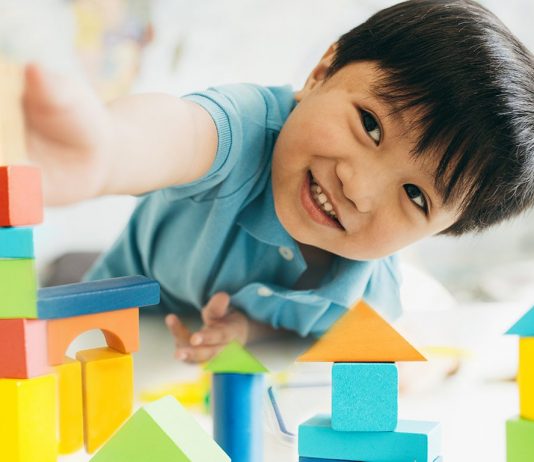 Cari Tahu 6 Tahap Bermain pada Anak untuk Tumbuh Kembang Anak Optimal